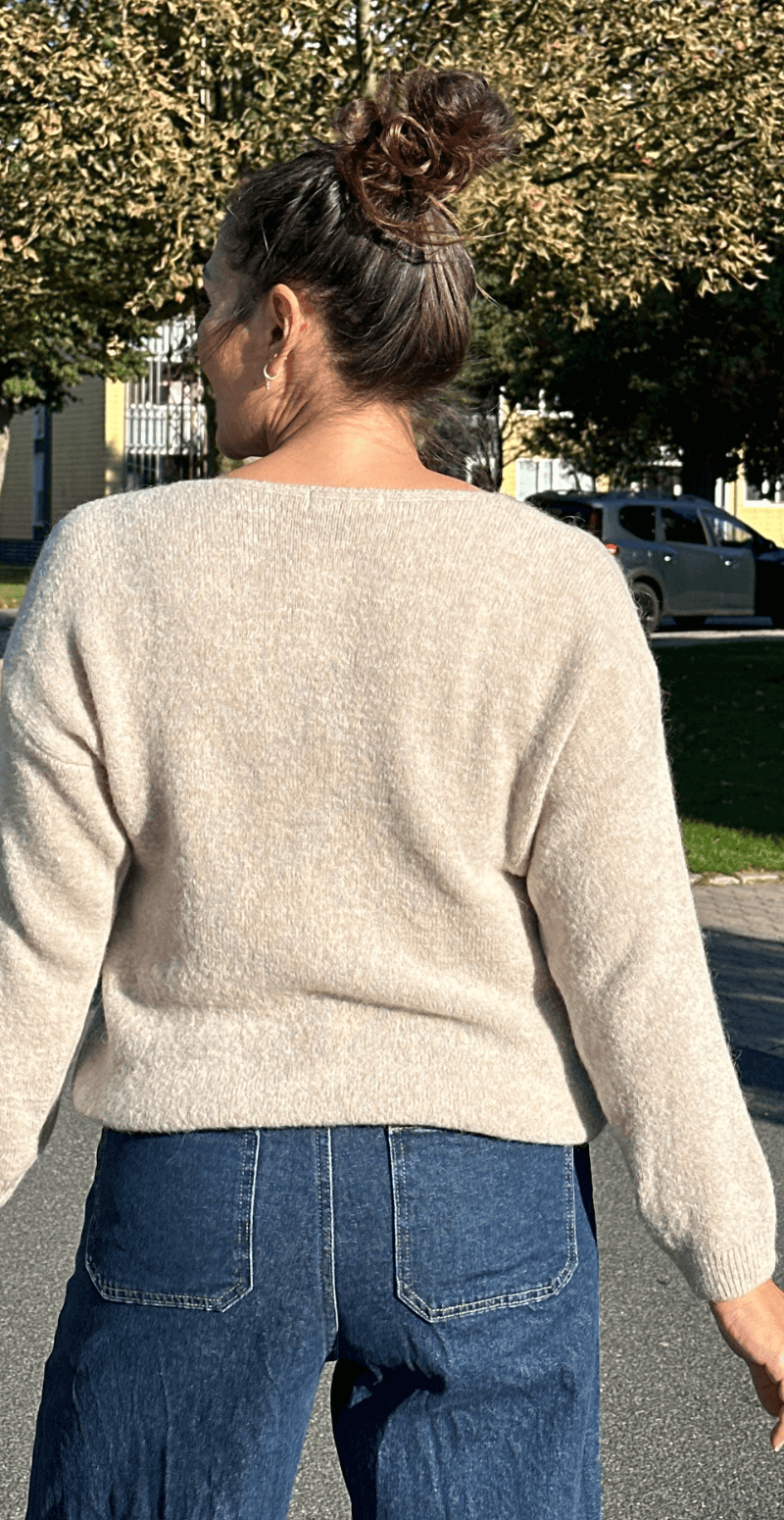 Cara uld strik med V-hals sand LikeLondon By Christina