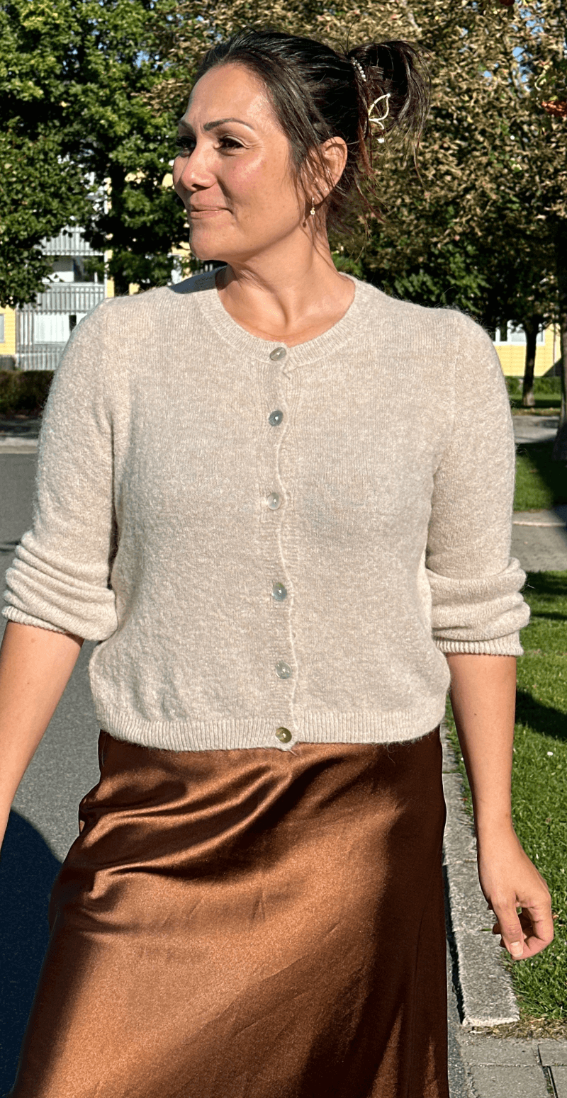 Celeste uld cardigan med perlemorsknapper sand LikeLondon By Christina