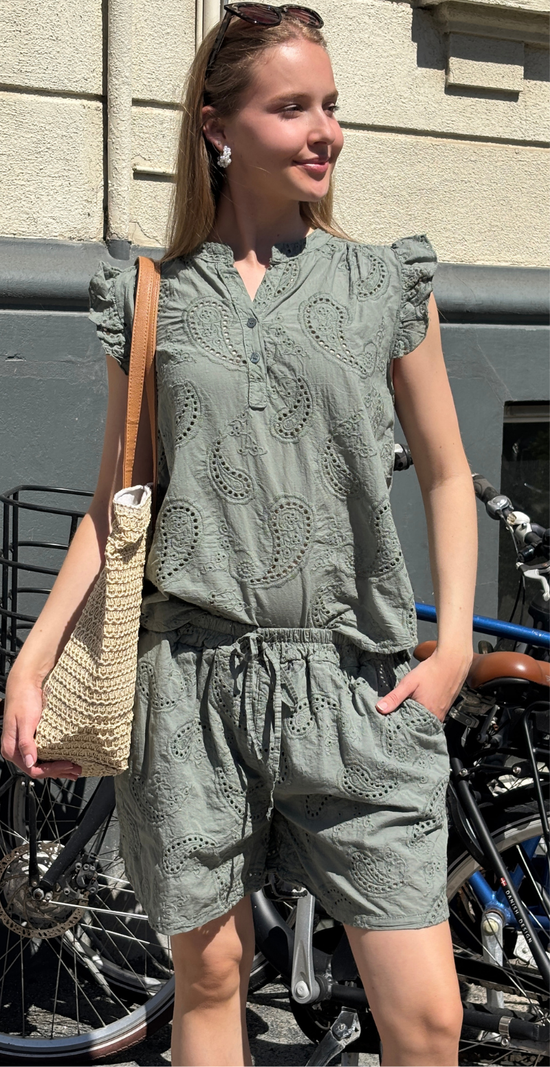 Isobel bluse med broderi anglaise og flæseærmer khaki LikeLondon