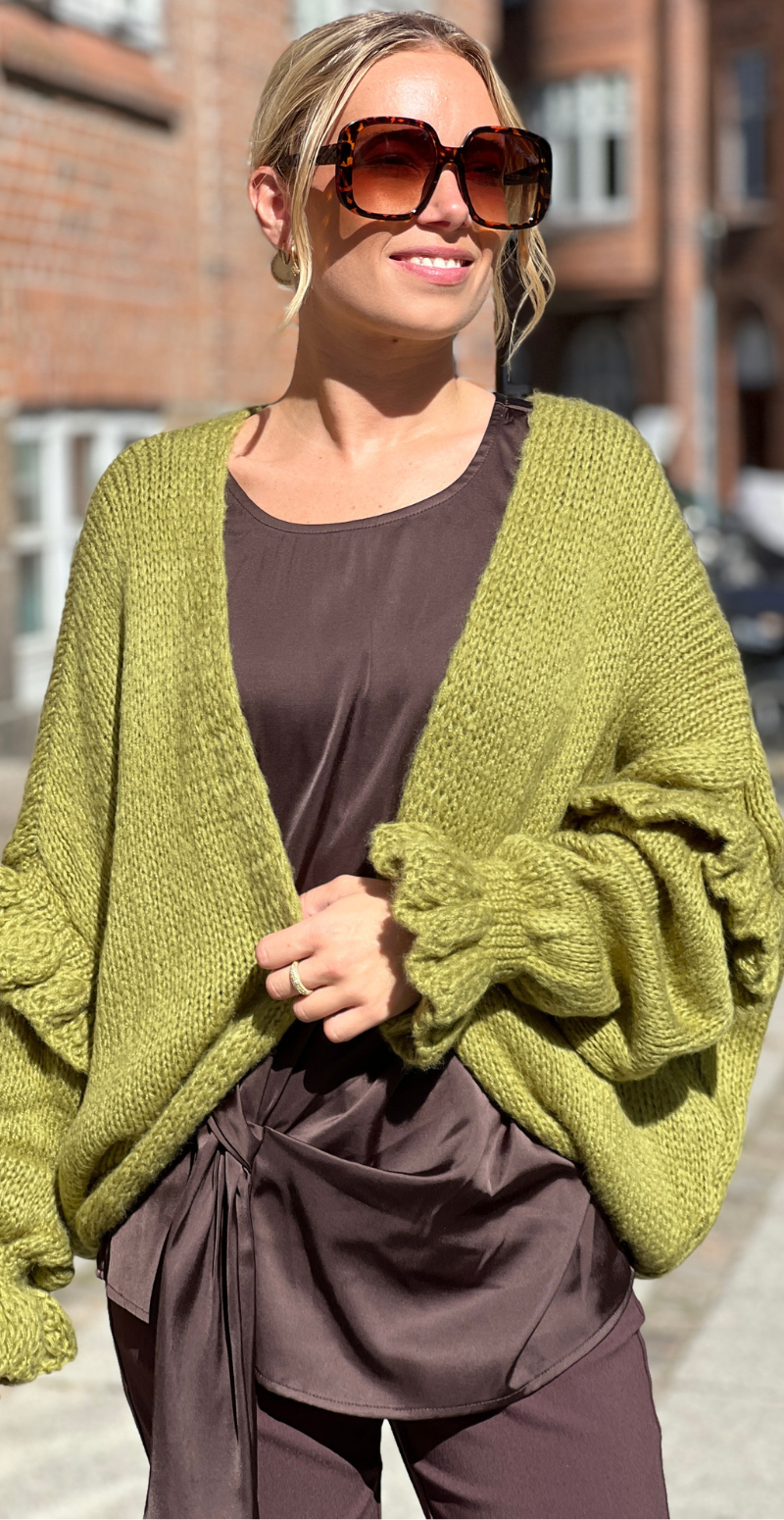 Skylar strikcardigan med flæsedetaljer på ærmet olive LikeLondon