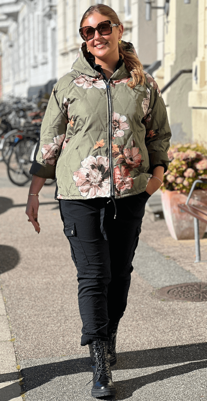 Amber kort jakke med blomster og hætte militare LikeLondon