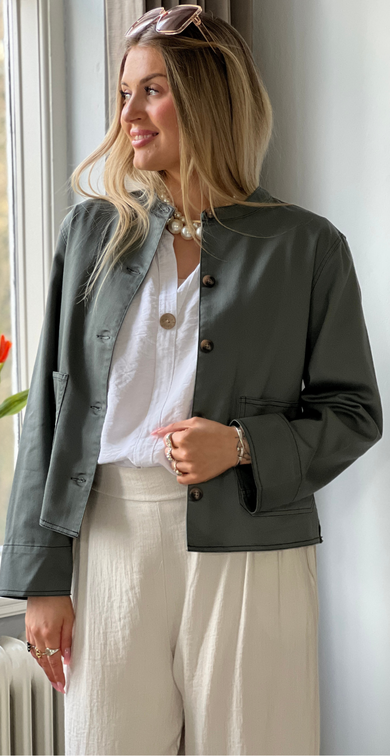 Penny jakke med tydelige stikninger khaki LikeLondon