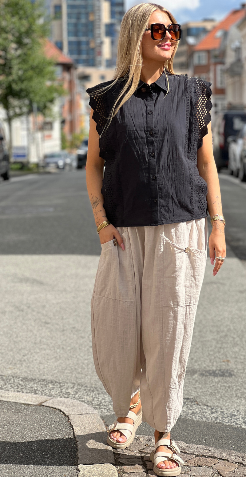 Bina bluse med broderi anglaise sort Freequent