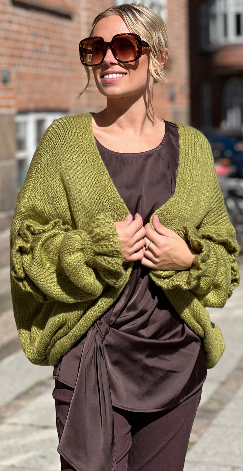 Skylar strikcardigan med flæsedetaljer på ærmet olive LikeLondon