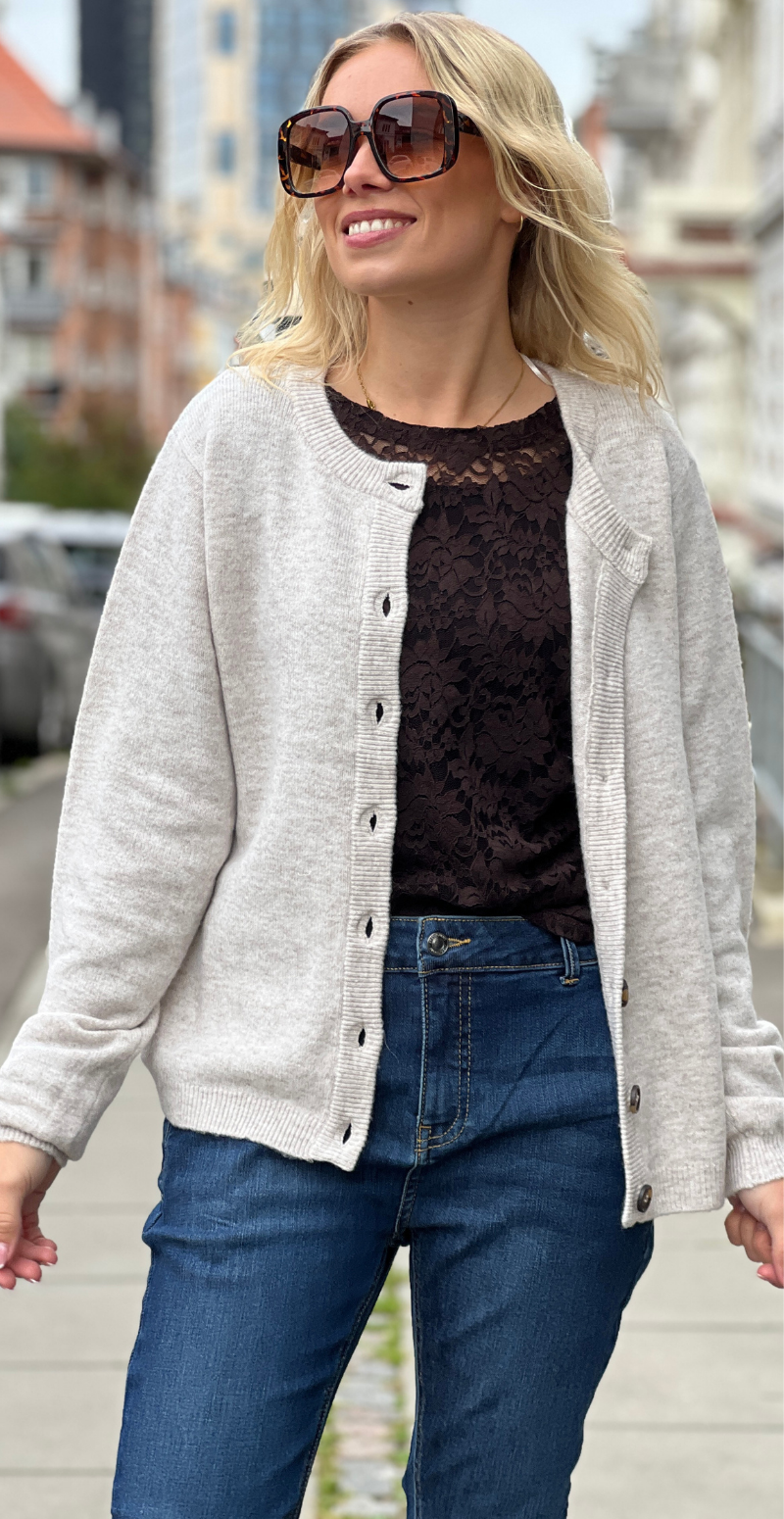 Kvinde i Orlean strik cardigan i light sand melange forfra fra LikeLondon.com