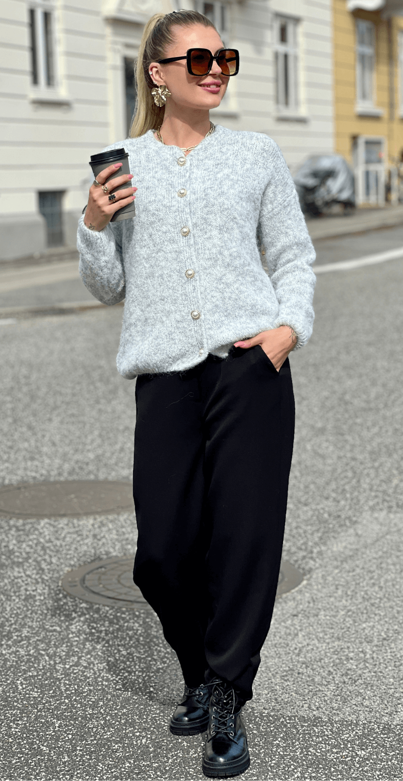 Margie strik cardigan med perlemorsknapper lysgrå LikeLondon