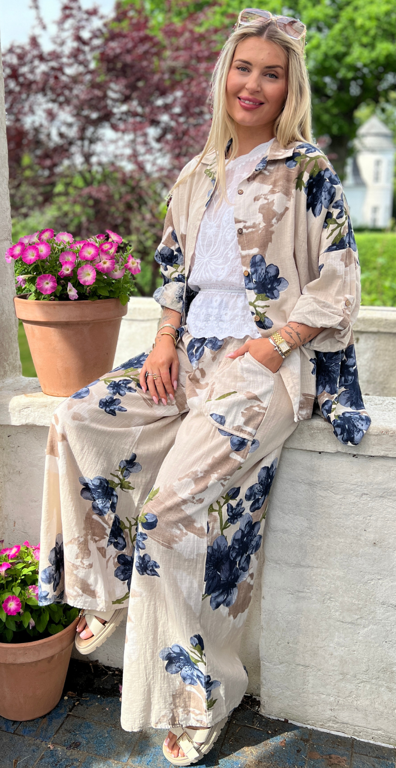 Gail blomstret skjorte med små træknapper beige LikeLondon