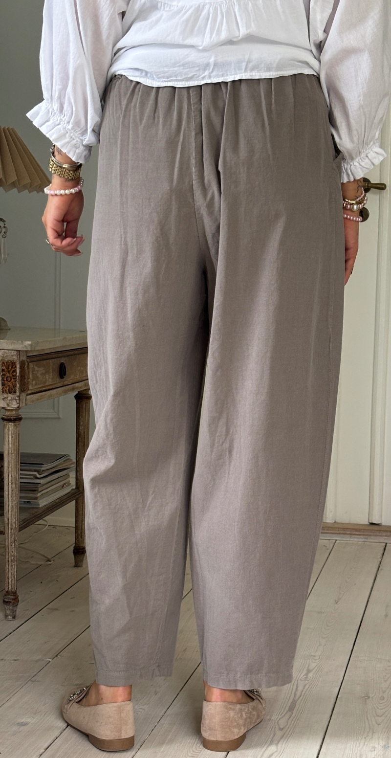 Forudbestil uge 8 Marina fløjlsbukser med slå-om detalje og vidde fango LikeLondon