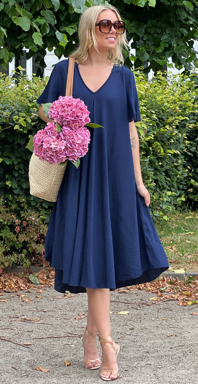 Florence kjole med vidde og hæklet stykke på ryggen navy LikeLondon
