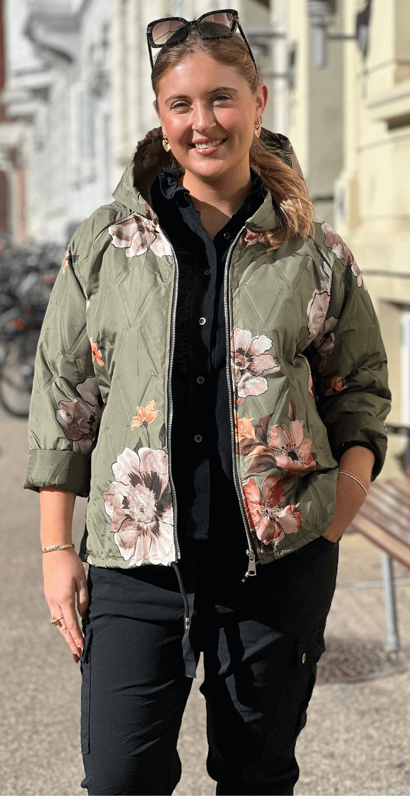 Amber kort jakke med blomster og hætte militare LikeLondon