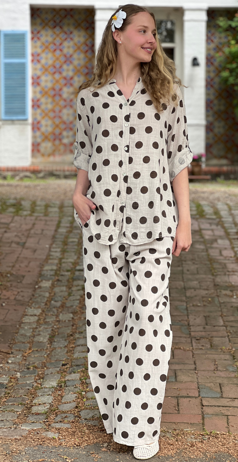 Alice skjorte med store prikker og opsmøg på ærmet beige LikeLondon
