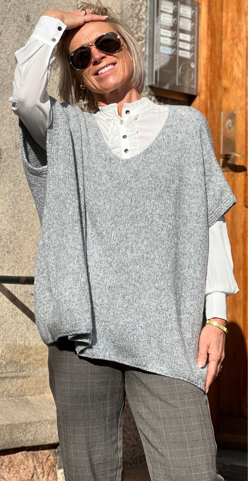 Sigga strikket oversized vest med v-hals grå LikeLondon