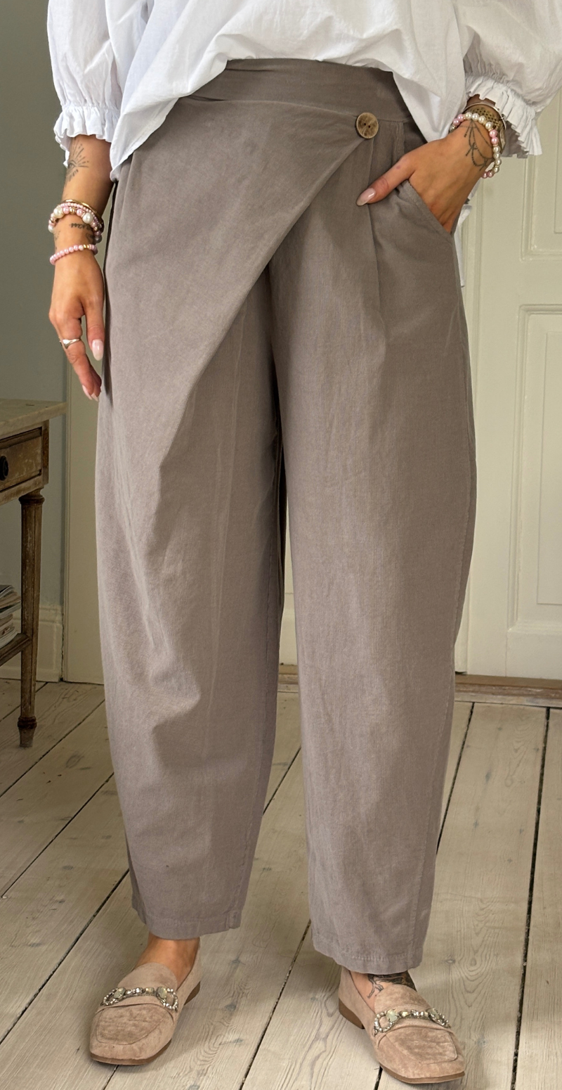 Forudbestil uge 8 Marina fløjlsbukser med slå-om detalje og vidde fango LikeLondon