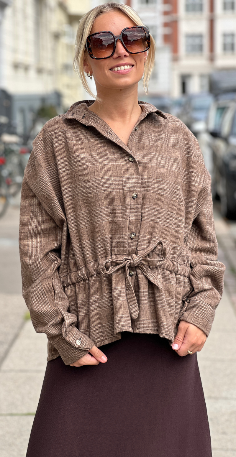 Babette ternet skjorte med bindebånd i taljen straw LikeLondon