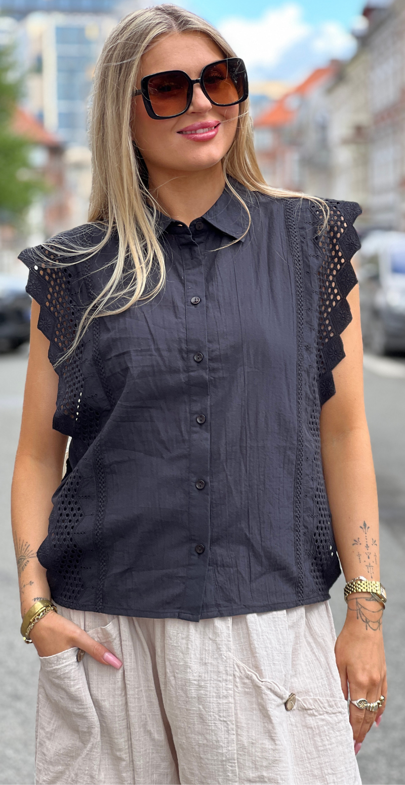 Bina bluse med broderi anglaise sort Freequent