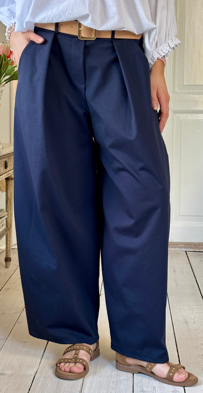 Forudbestil uge 11 Holly bukser i barrel-fit med læg foran navy LikeLondon