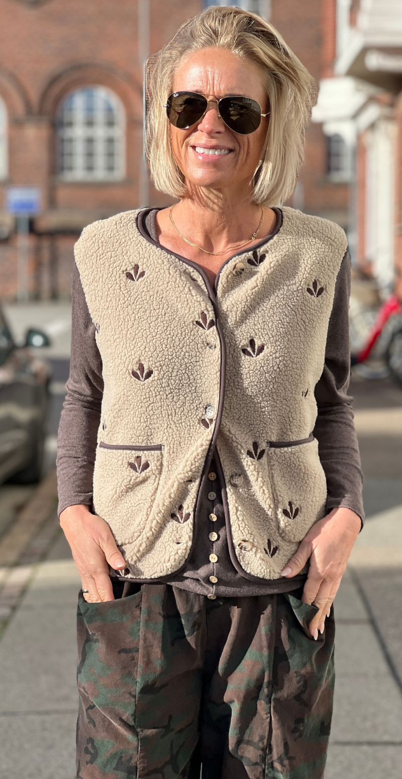 Zita teddy vest med blade sand LikeLondon