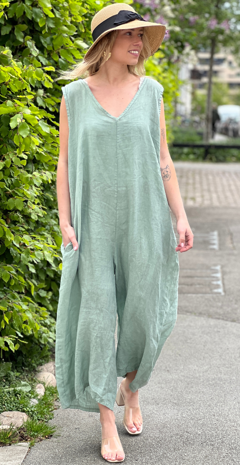 Juliane jumpsuit i hør med v-udskæring khaki LikeLondon
