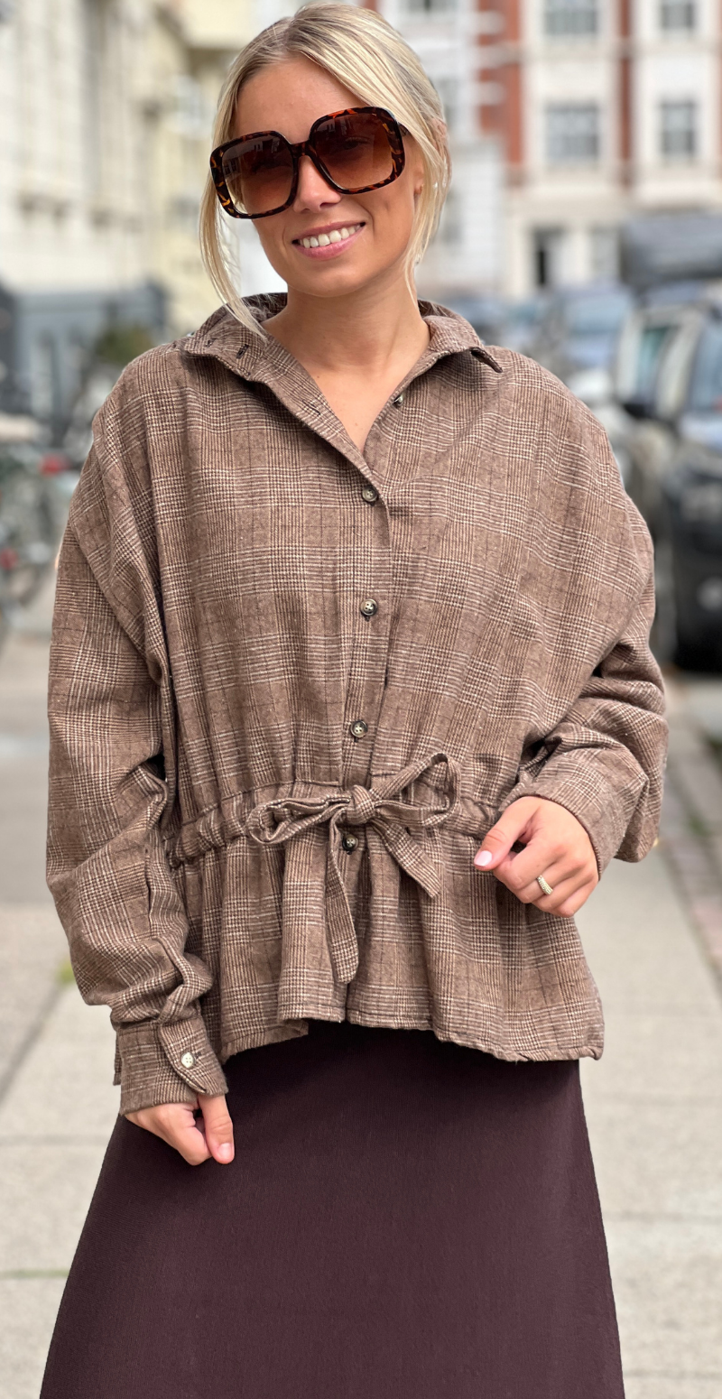 Babette ternet skjorte med bindebånd i taljen straw LikeLondon