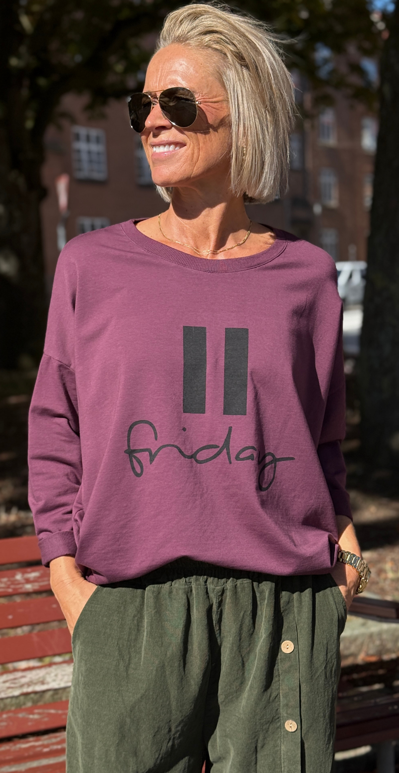 Biance bluse med rund hals og "friday" aubergine LikeLondon