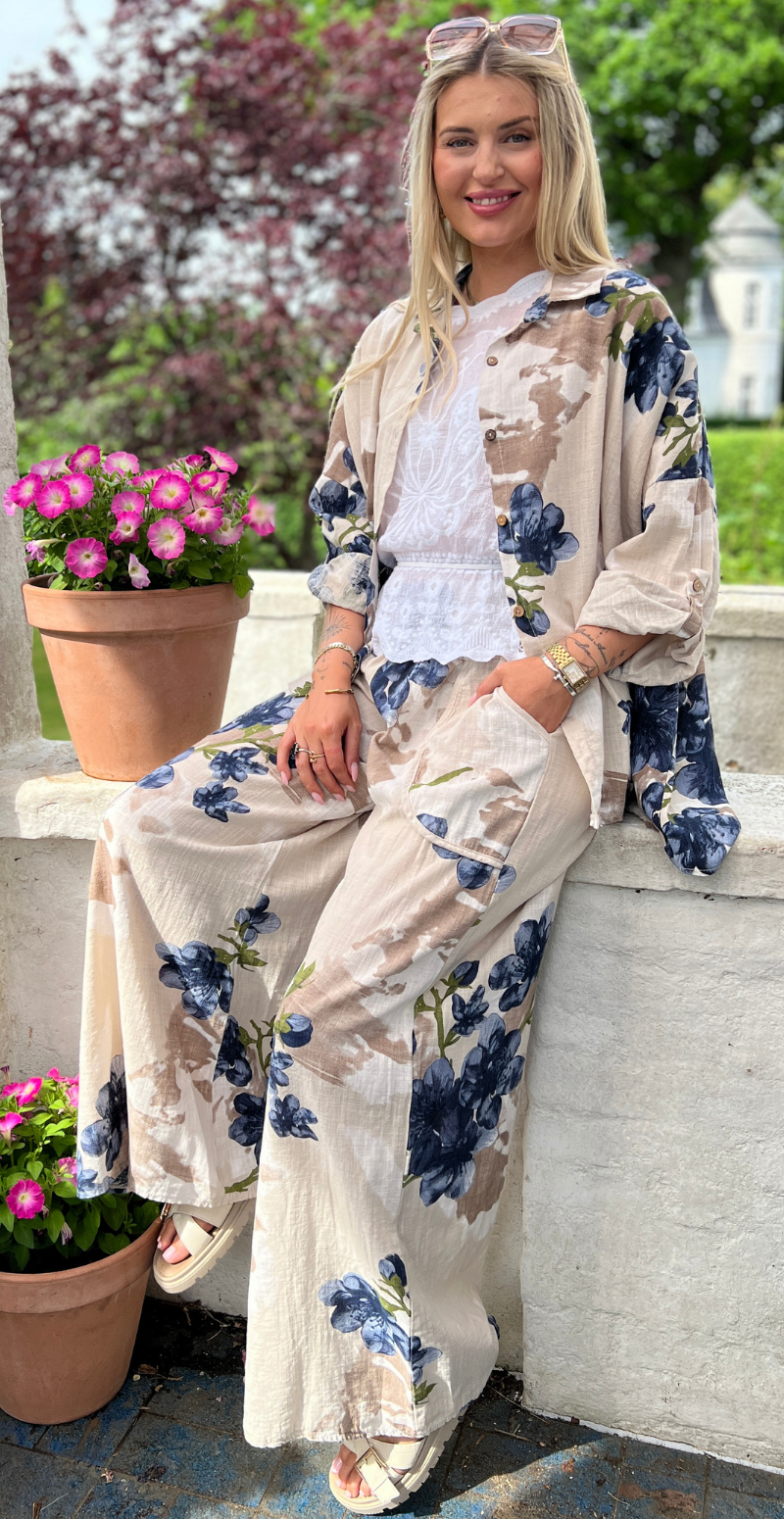 Gail blomstret bukser med lommer fortil og smockkant i taljen beige LikeLondon