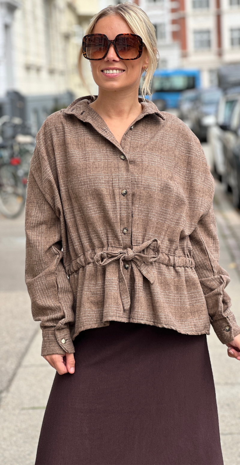 Babette ternet skjorte med bindebånd i taljen straw LikeLondon