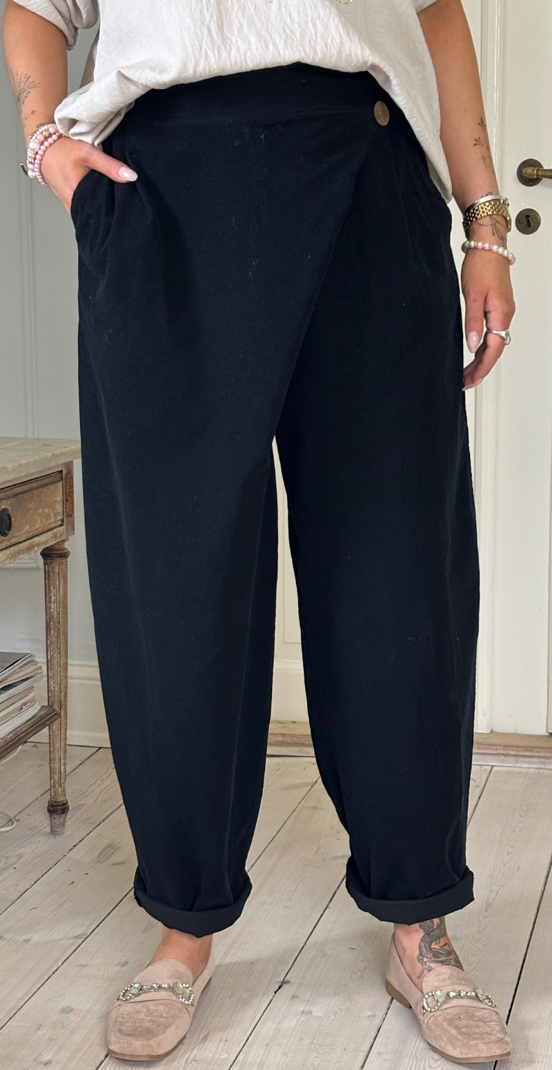 Forudbestil uge 8 Marina fløjlsbukser med slå-om detalje og vidde sort LikeLondon
