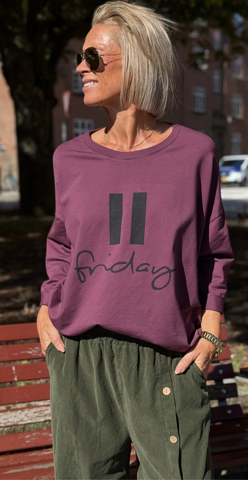 Biance bluse med rund hals og "friday" aubergine LikeLondon