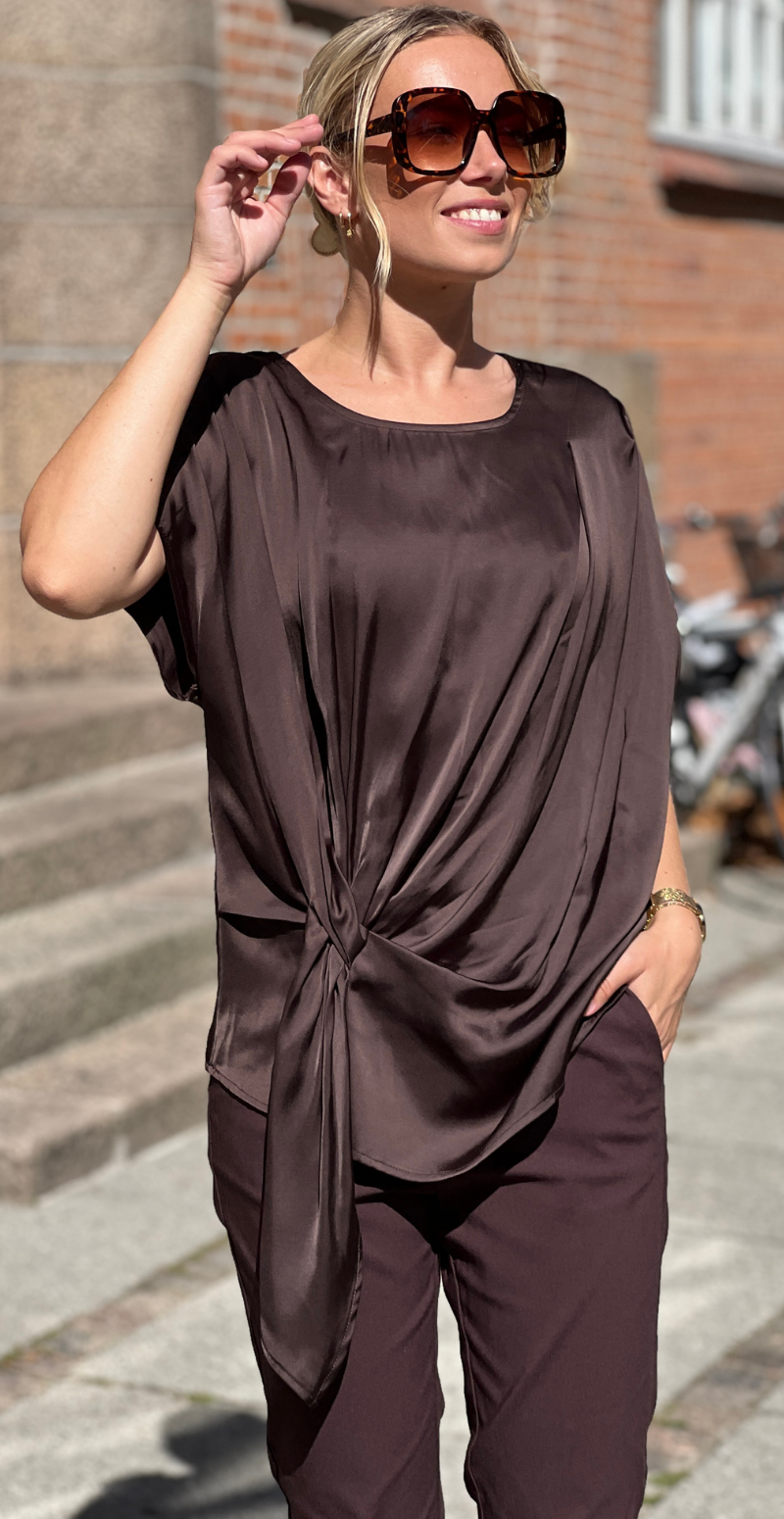 Dova satinbluse med bindebånd i siden mole Freequent