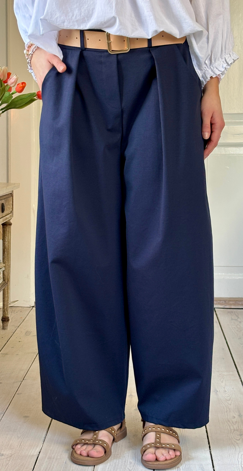 Forudbestil uge 11 Holly bukser i barrel-fit med læg foran navy LikeLondon