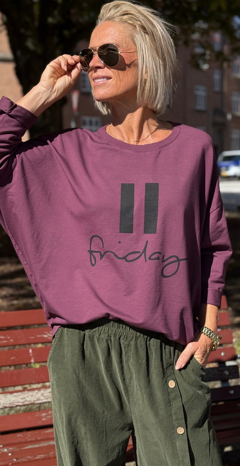 Biance bluse med rund hals og "friday" aubergine LikeLondon