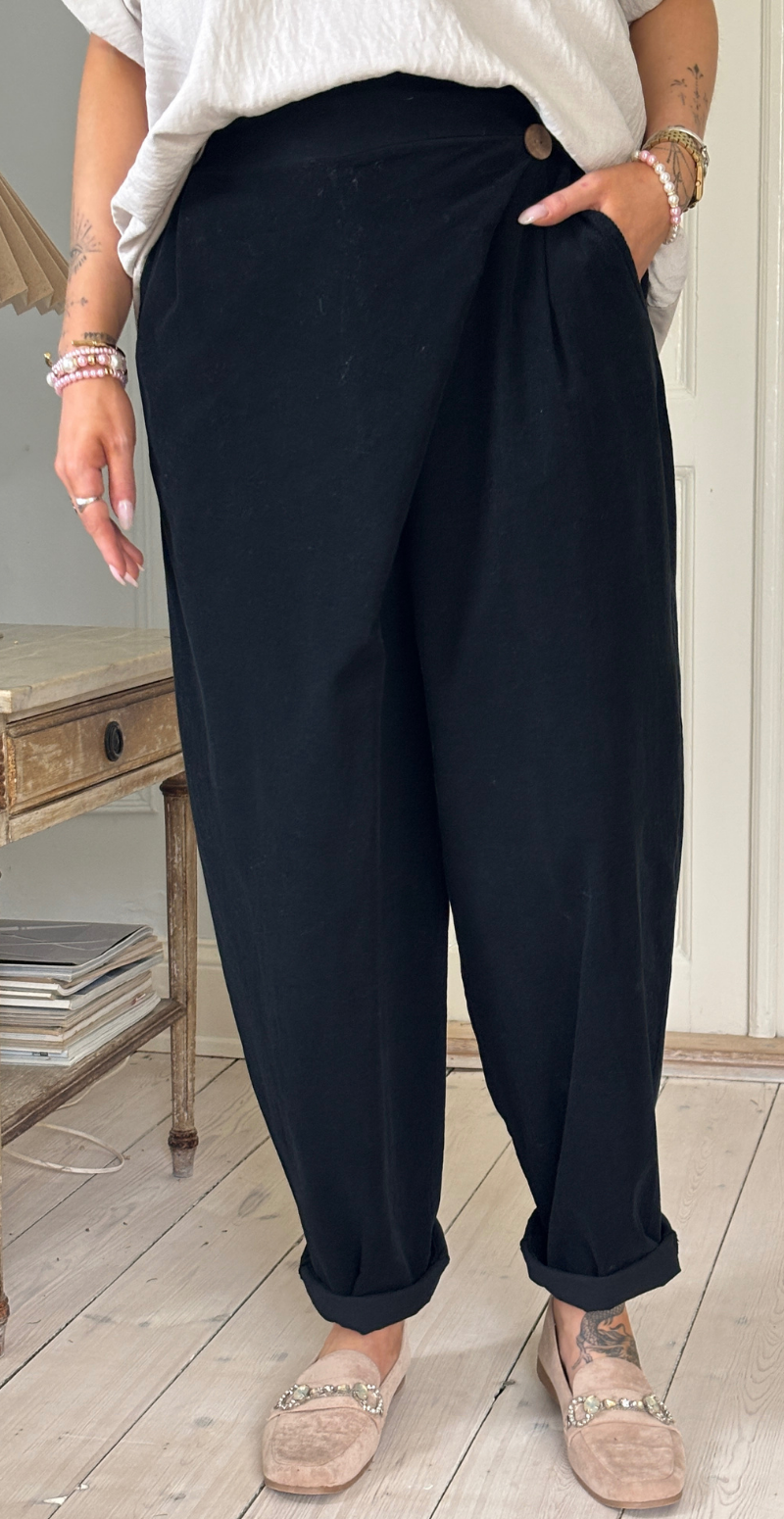 Forudbestil uge 8 Marina fløjlsbukser med slå-om detalje og vidde sort LikeLondon