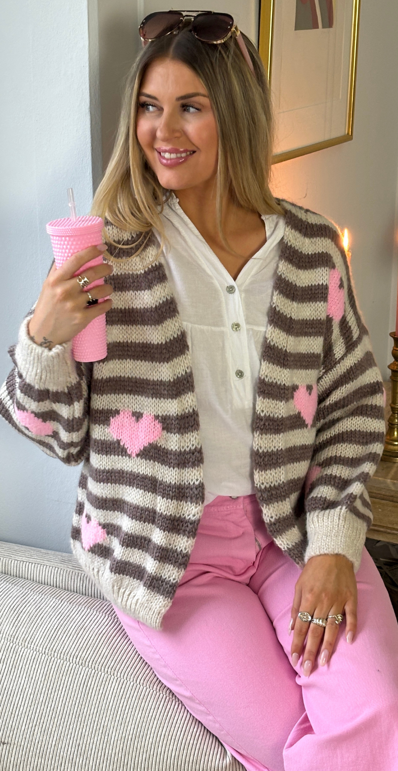 Marlene strik cardigan med striber og hjerter brun LikeLondon