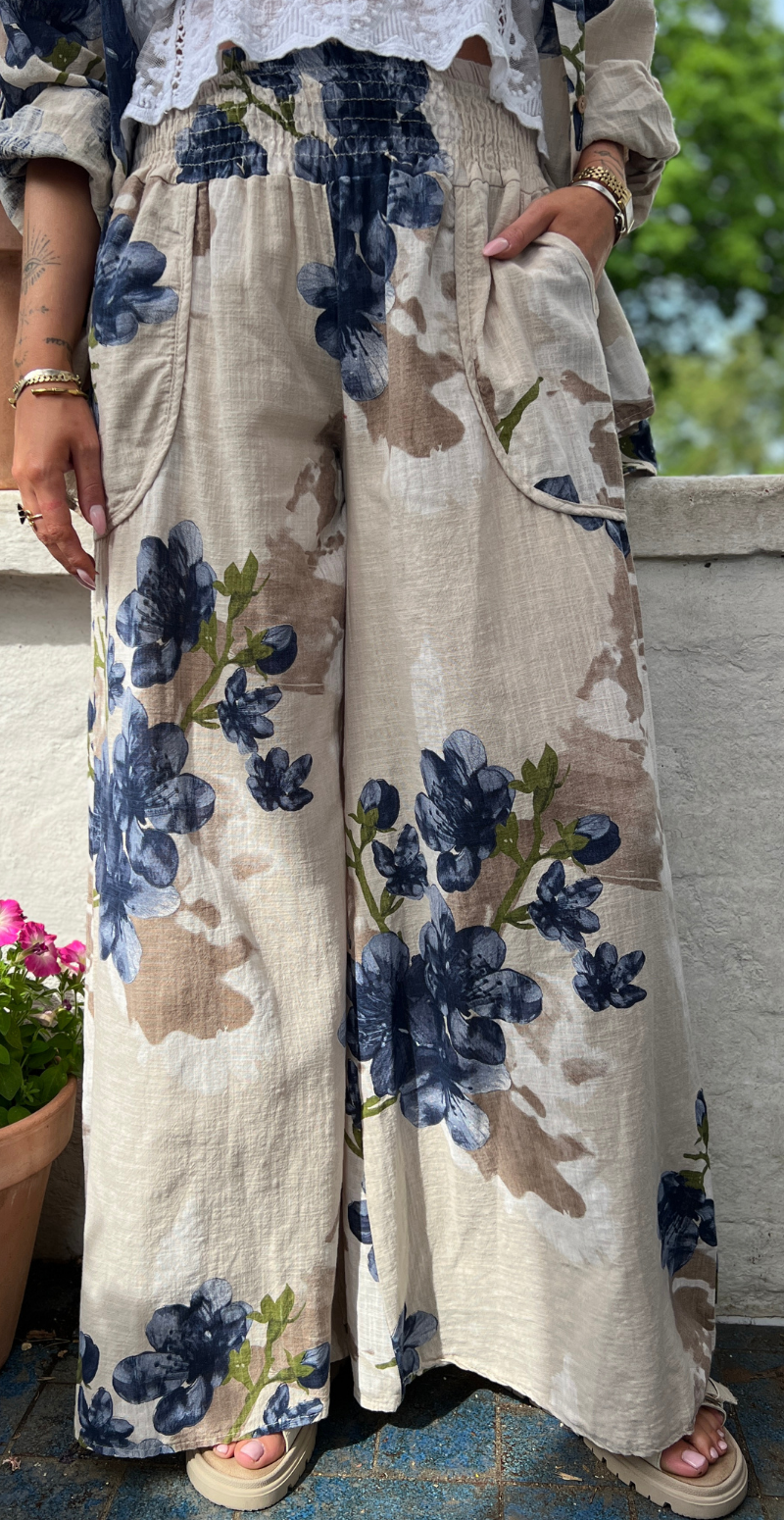 Gail blomstret bukser med lommer fortil og smockkant i taljen beige LikeLondon