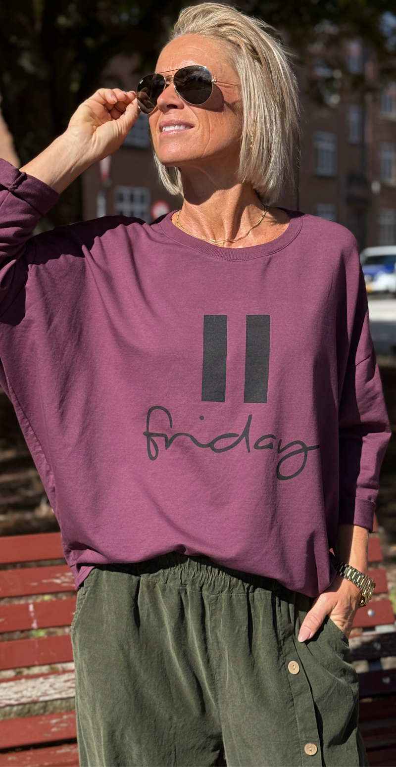 Biance bluse med rund hals og "friday" aubergine LikeLondon