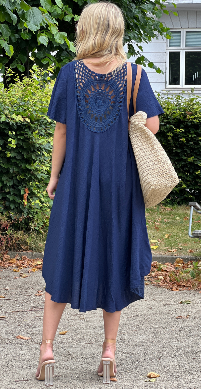 Florence kjole med vidde og hæklet stykke på ryggen navy LikeLondon