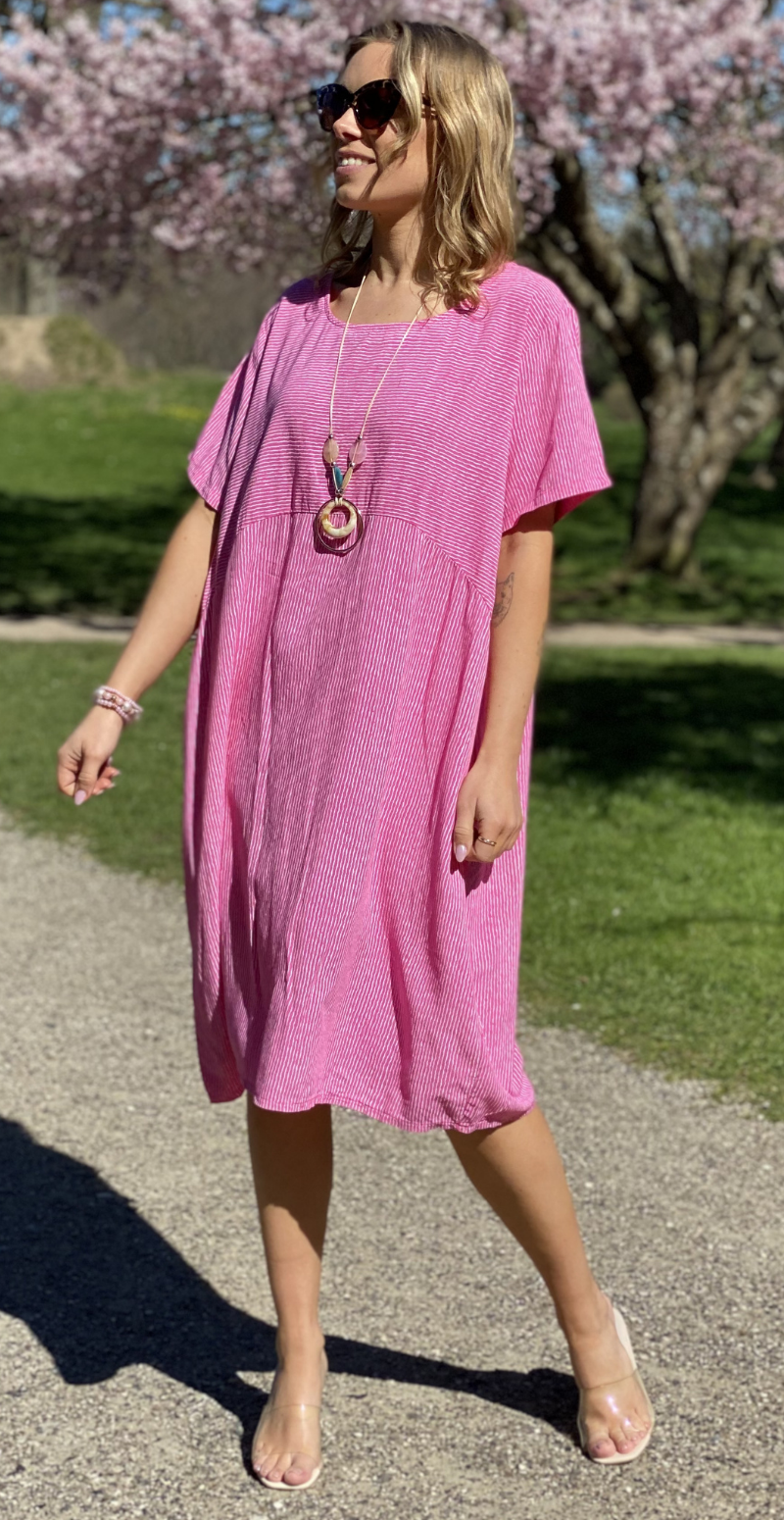 Majse kjole med striber fuchsia LikeLondon