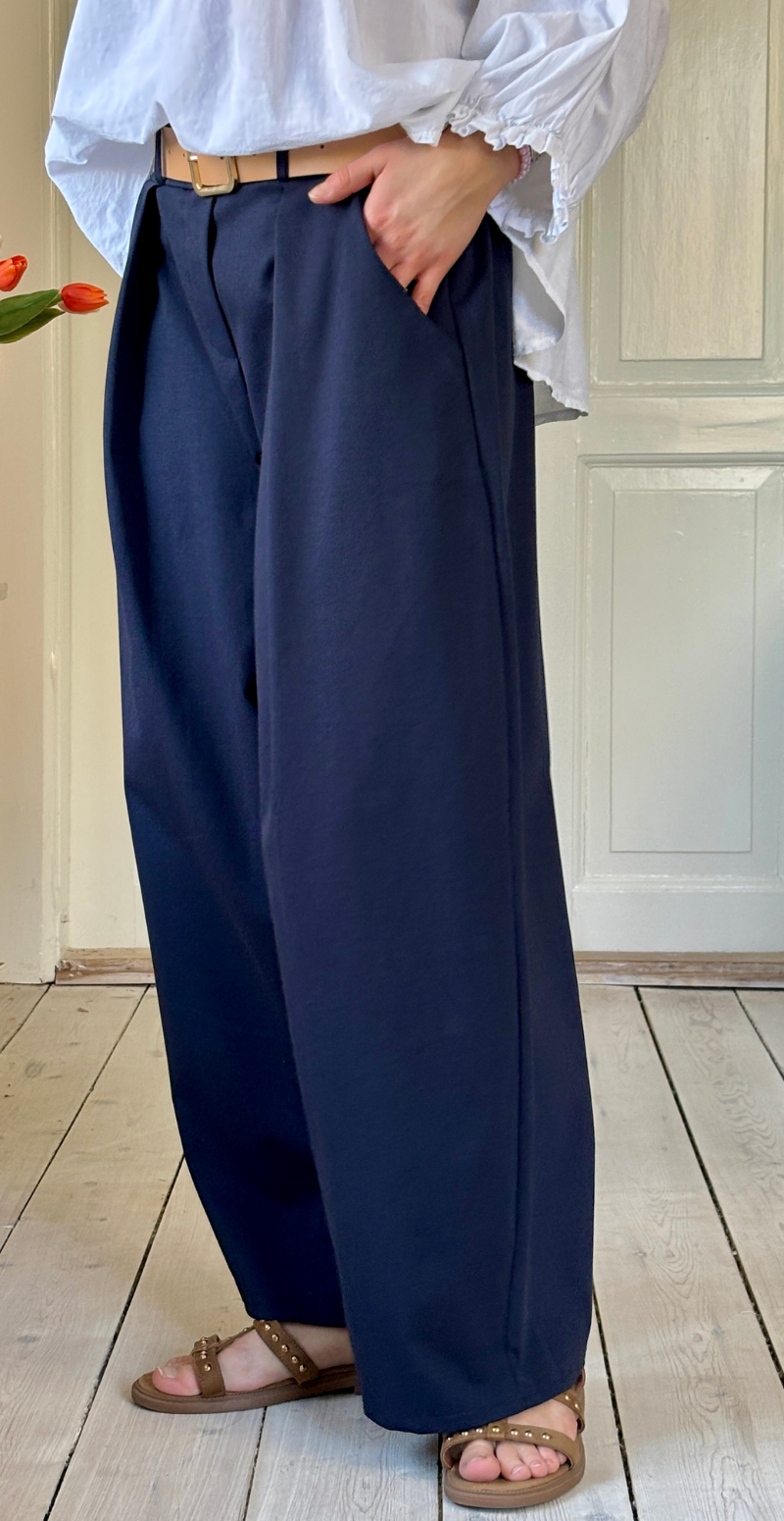 Forudbestil uge 11 Holly bukser i barrel-fit med læg foran navy LikeLondon