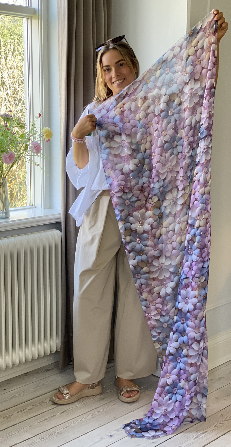 Tørklæde med blomster og små gulddetaljer lilla LikeLondon