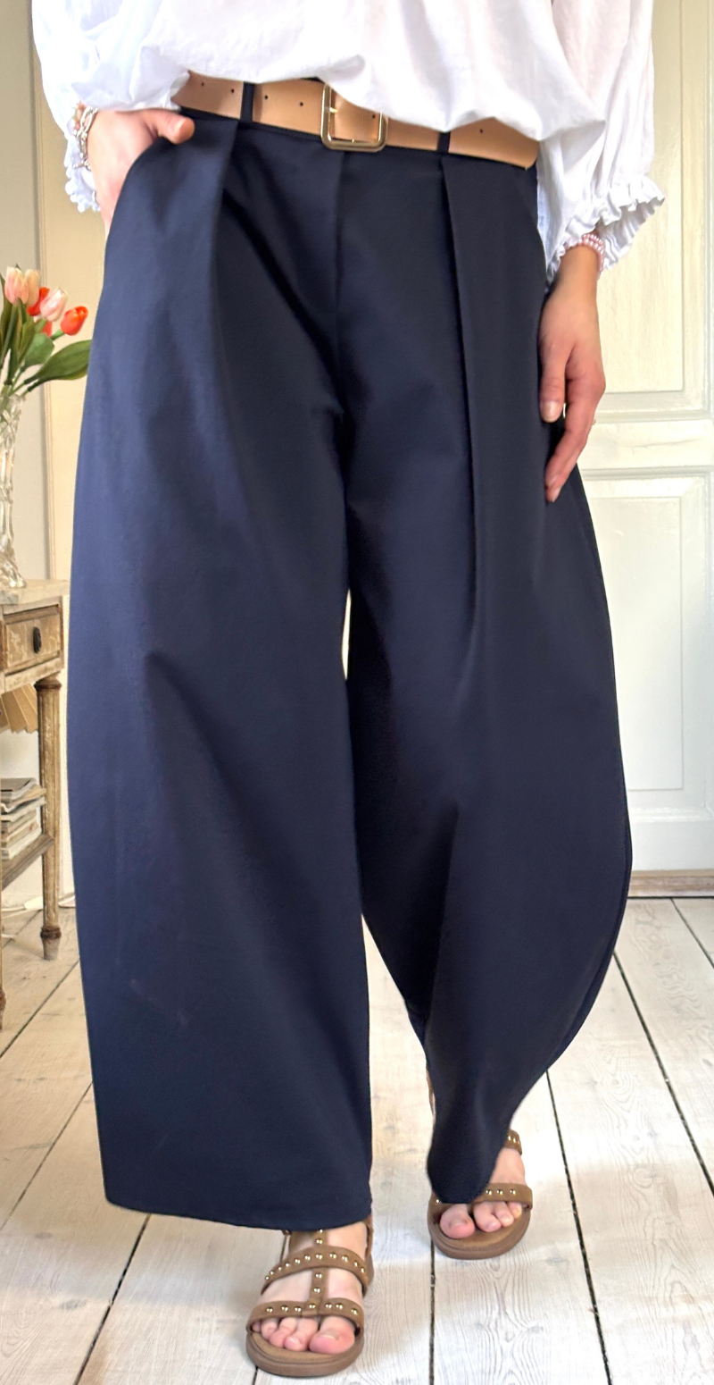 Forudbestil uge 11 Holly bukser i barrel-fit med læg foran navy LikeLondon