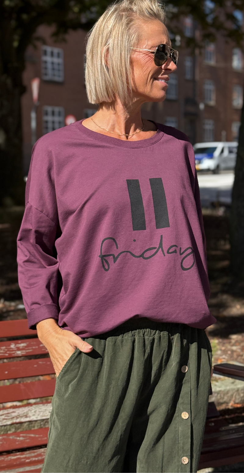 Biance bluse med rund hals og "friday" aubergine LikeLondon