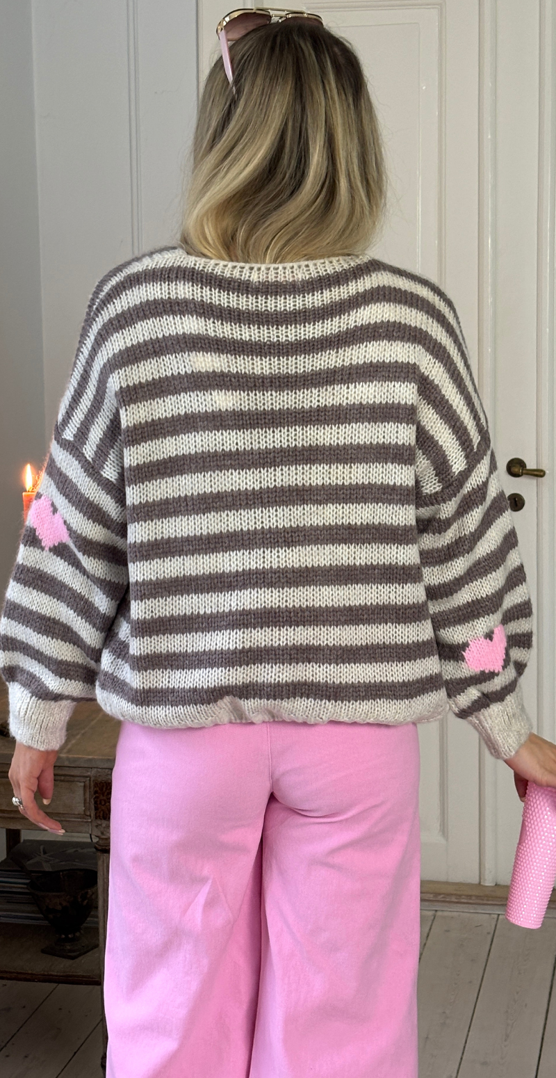 Marlene strik cardigan med striber og hjerter brun LikeLondon