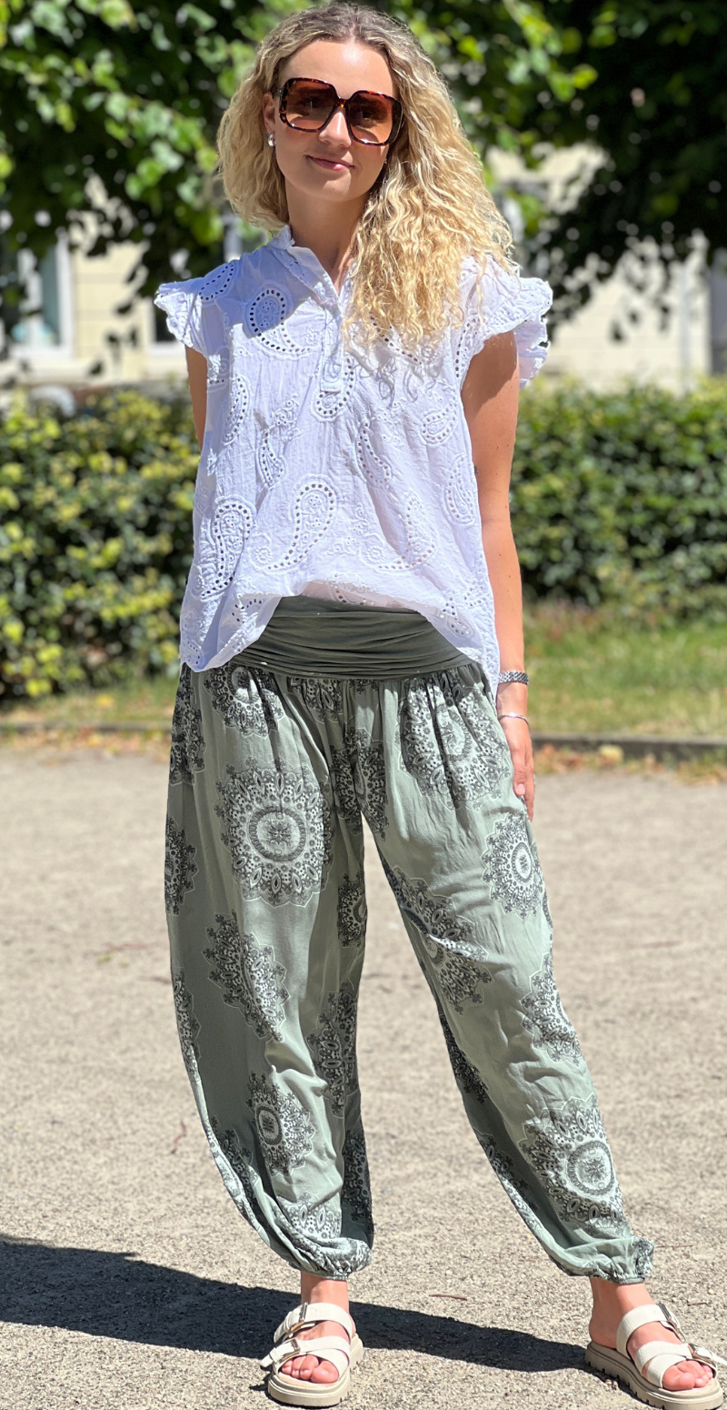 Mara bukser med elastikstykke ved taljen og paisleyprint khaki LikeLondon