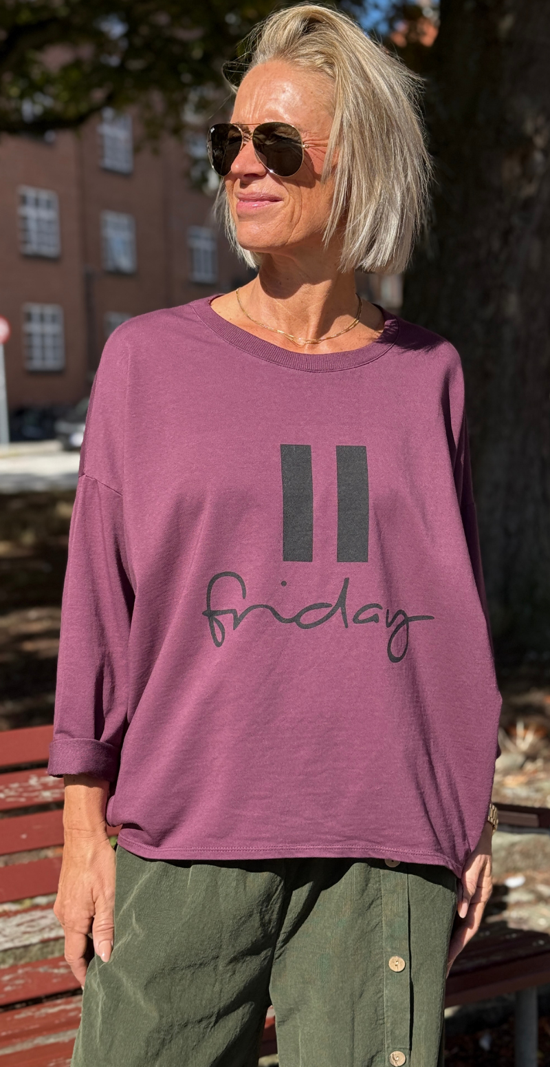 Biance bluse med rund hals og "friday" aubergine LikeLondon