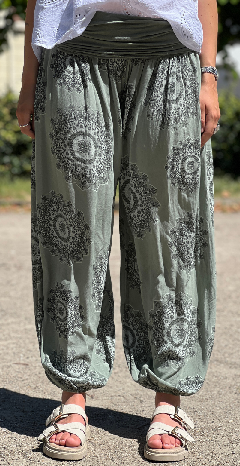 Mara bukser med elastikstykke ved taljen og paisleyprint khaki LikeLondon