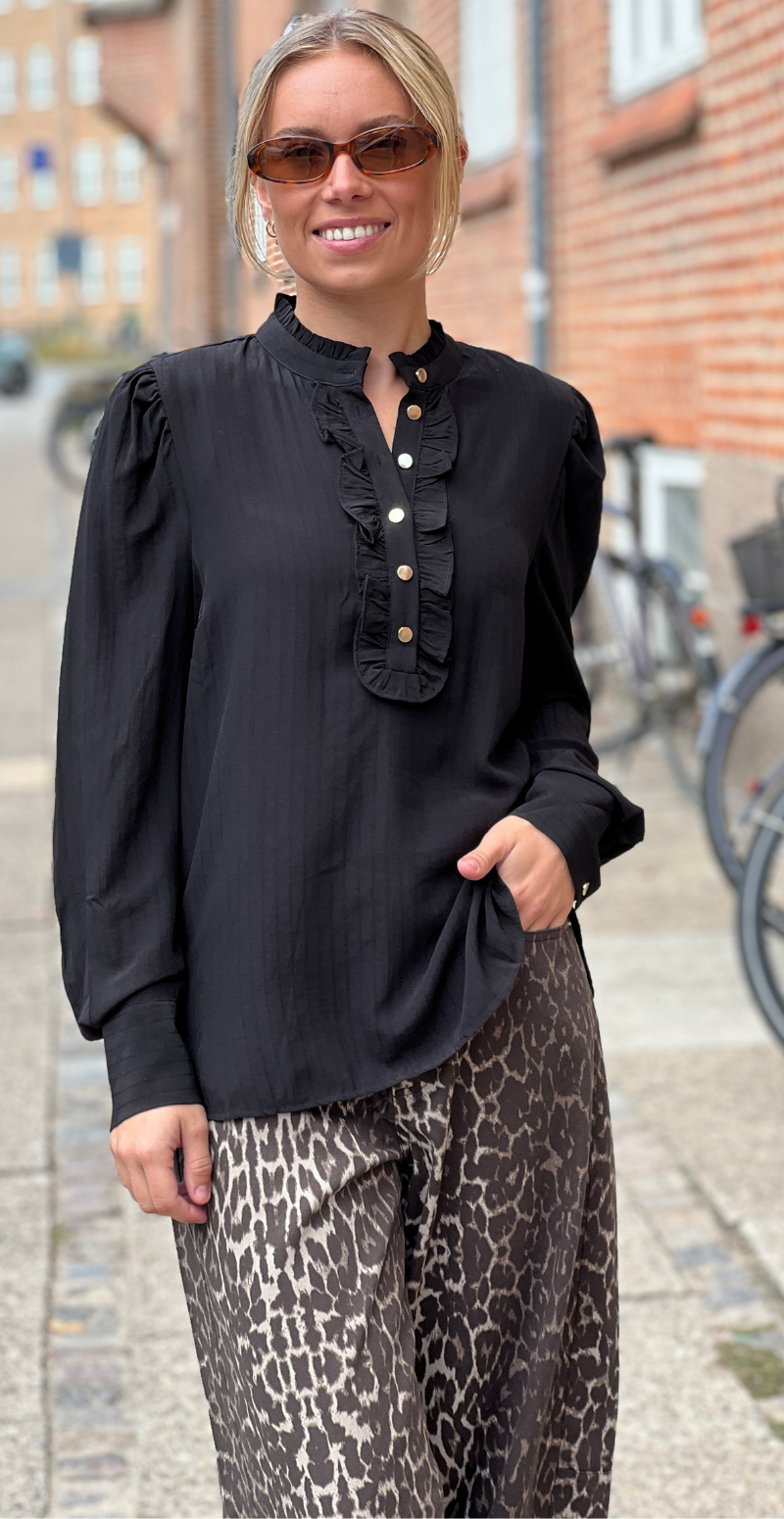 April bluse med flæse sort FreeQuent