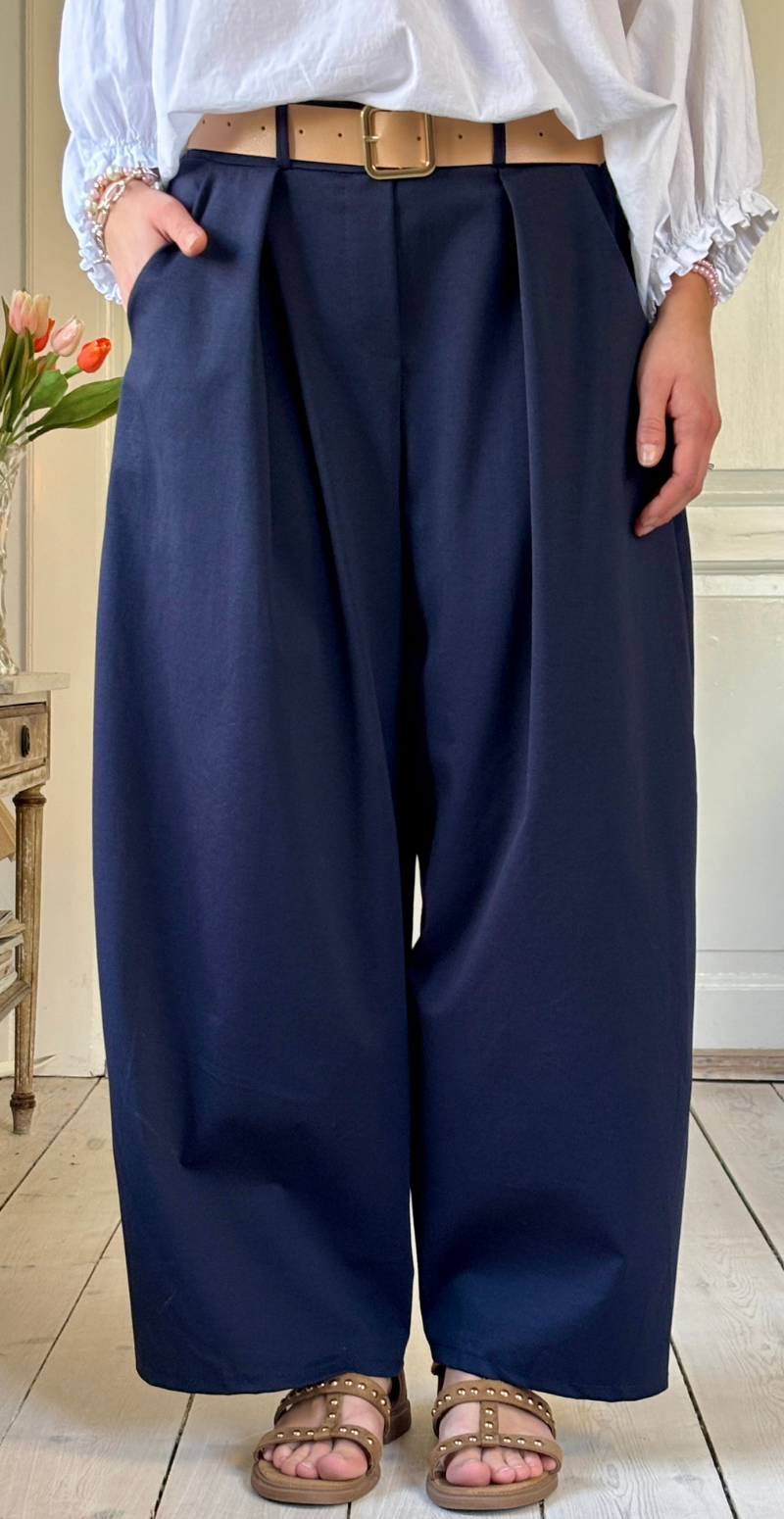 Forudbestil uge 11 Holly bukser i barrel-fit med læg foran navy LikeLondon