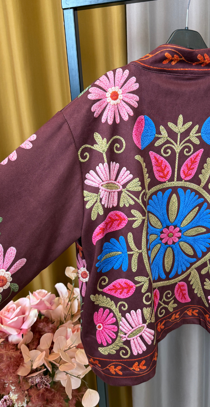 Sissal jakke i ruskindslook med farvede blomster og blade bordeaux LikeLondon