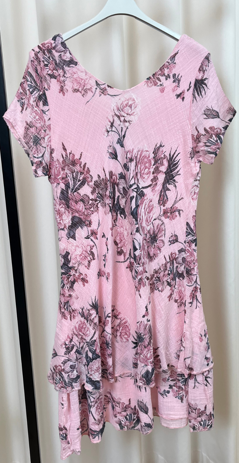 Simone kjole i 2 lag med blomsterprint lyserød LikeLondon