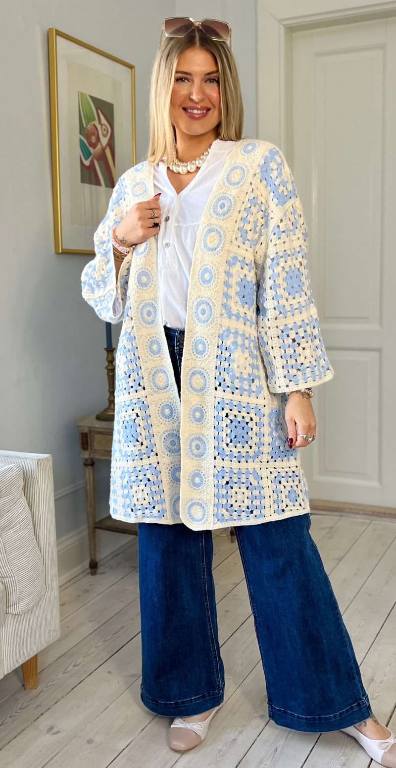 Mio mellemlang cardigan med hæklet firkanter lysblå LikeLondon